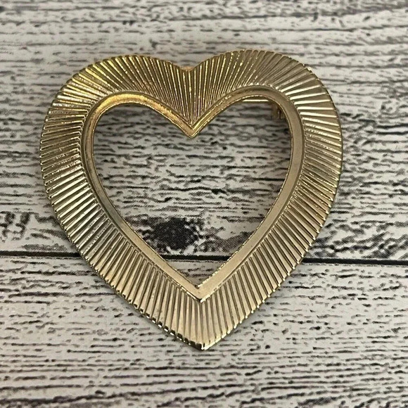 Heart Brooch Pin 1930s 1940s Gold Tone Textured Open Sweetheart Vintage - Picture 3 of 3